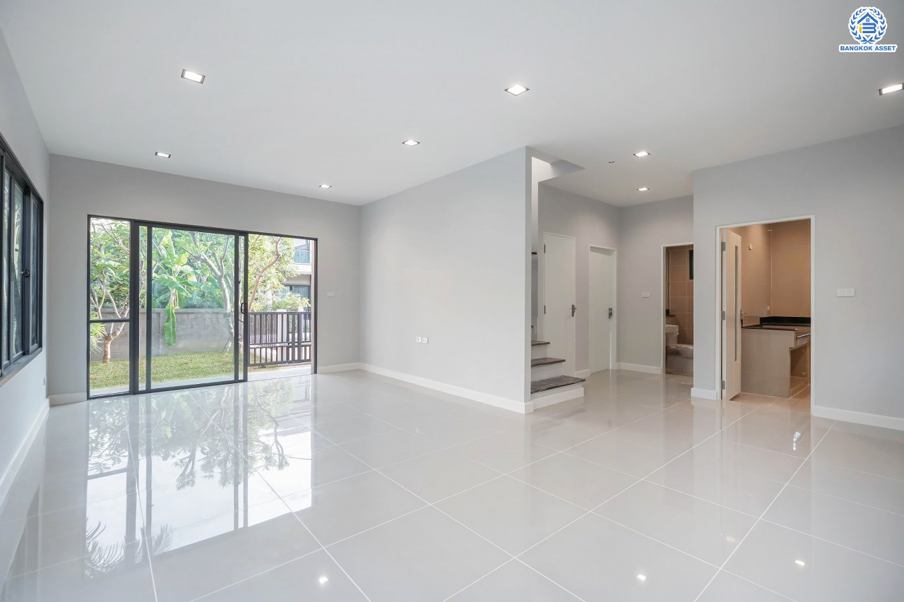 บ้านมือสองตกแต่งใหม่ โครงการ สราญสิริ ติวานนท์-แจ้งวัฒนะ1 หลังมุม เนื้อที่ 59.2 ตร.ว. ดีไซน์ตอบทุกไลฟ์สไตล์ ฟังก์ชัน 3 ห้องนอน 3 ห้องน้ำ จอดรถได้ 2 คัน Living ชั้นบนกว้างขวาง บนทำเลติดถนนใหญ่ เชื่อมต่อทุกเส้นทาง ใกล้จุดขึ้นทางด่วน "ศรีสมาน"